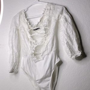 WHITE LACE BODYSUIT SMALL
